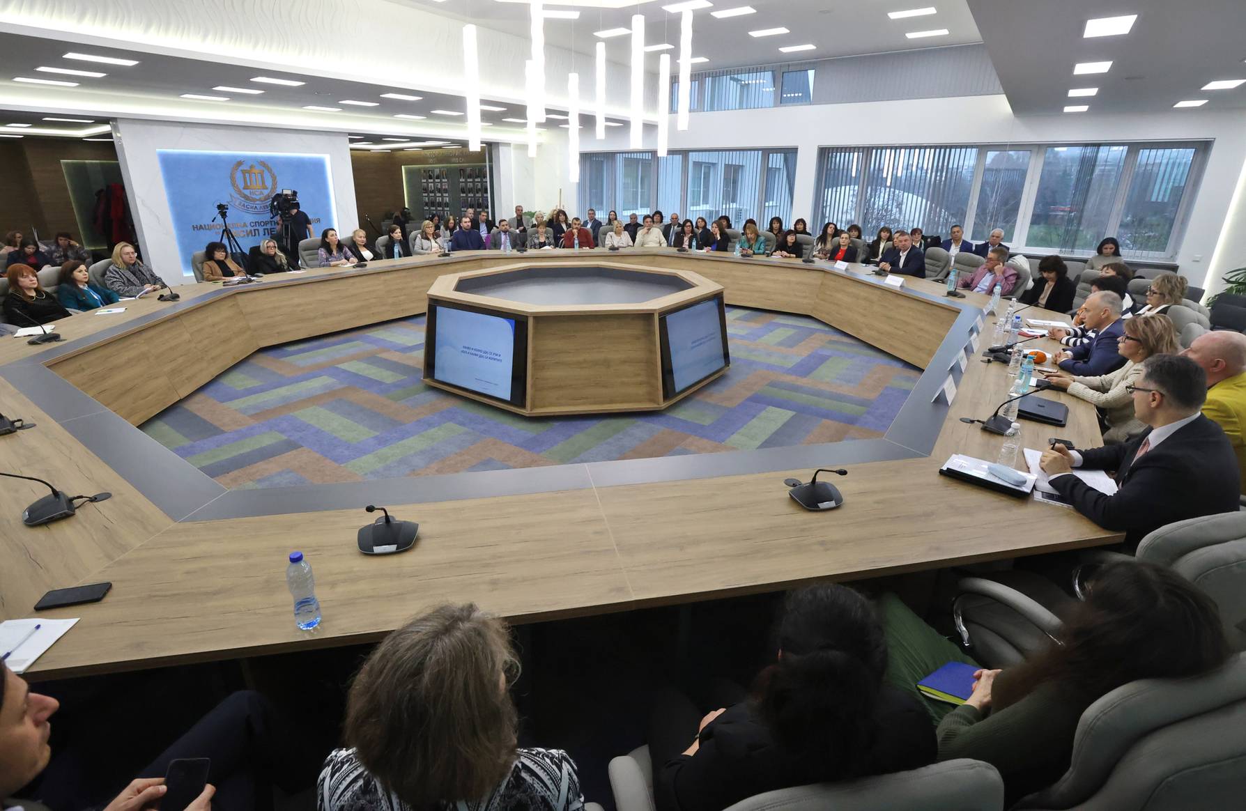 Министър Красимир Вълчев на дискусия, организирана от МОН с учители, директори, родители, представители на синдикатите, академичните среди и неправителствения сектор и др.